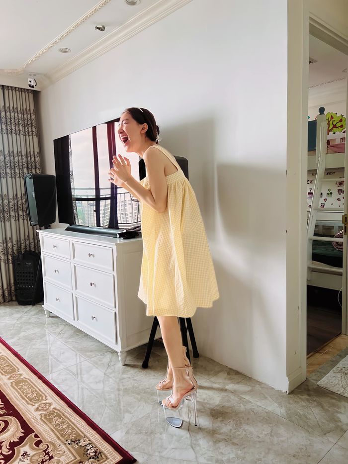 Những đôi giày cao gót khủng của mỹ nhân Việt: Hòa Minzy có cả BST