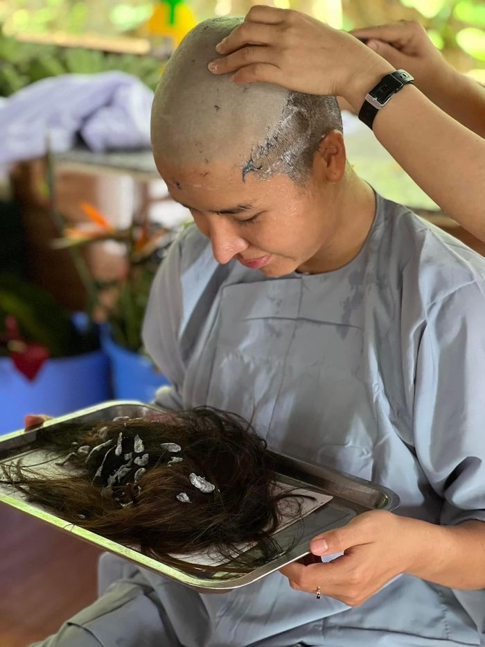 Những mỹ nhân Việt gây ngỡ ngàng khi xuống tóc đi tu