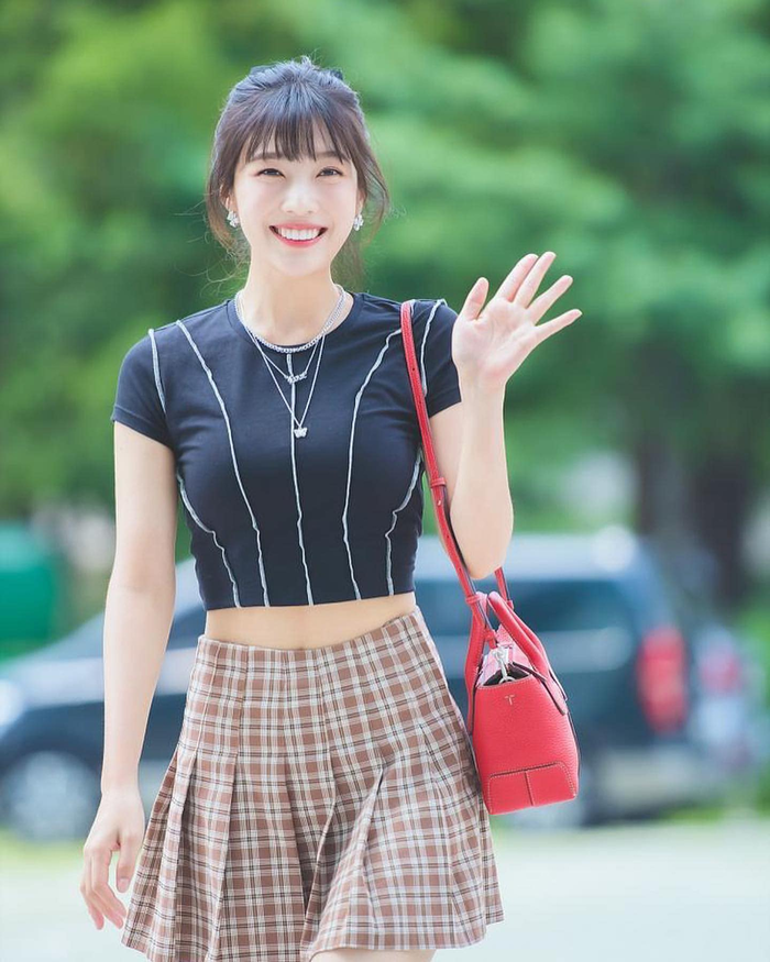 Những outfit gây viral mang đậm phong cách Y2K của Joy (Red Velvet) 