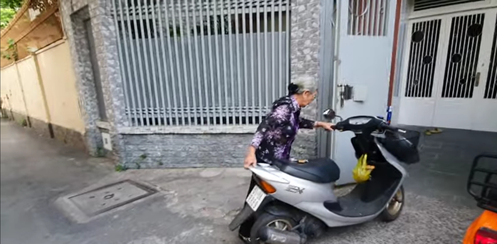 NSƯT Phi Điểu sống giản dị ở nhà 30 tỷ đồng, vẫn chạy xe máy đi làm