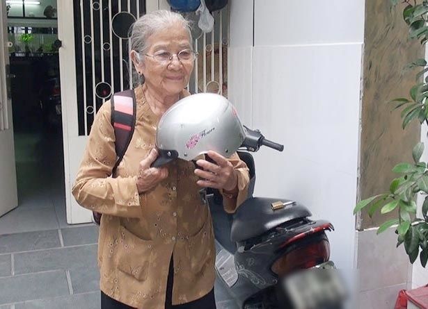 NSƯT Phi Điểu sống giản dị ở nhà 30 tỷ đồng, vẫn chạy xe máy đi làm