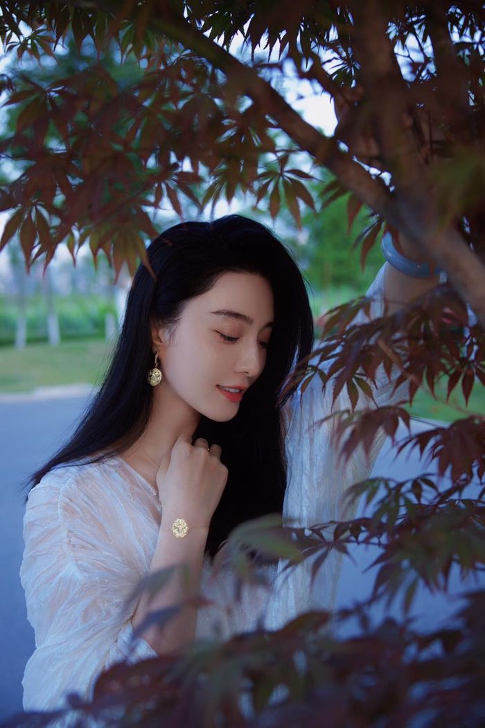 Nữ hoàng sắc đẹp Băng Phạm trở lại Cbiz: Ảnh tạp chí như bà hoàng