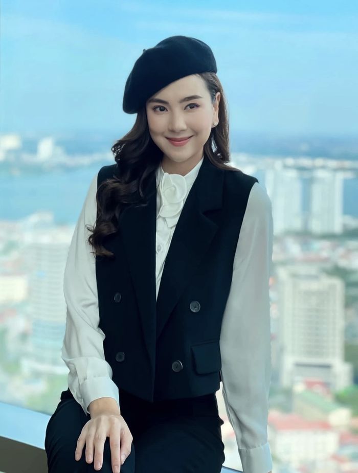 Nữ MC bản tin thời tiết VTV: Vòng eo con kiến, gia đình viên mãn