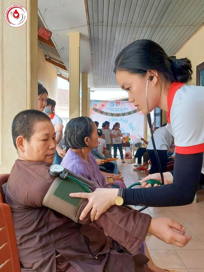 Nữ sinh bán tóc cứu cha nay là sinh viên y khoa, tương lai làm bác sĩ
