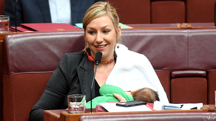 Nữ Nghị sĩ đầu tiên cho con ti sữa khi đang họp Quốc hội