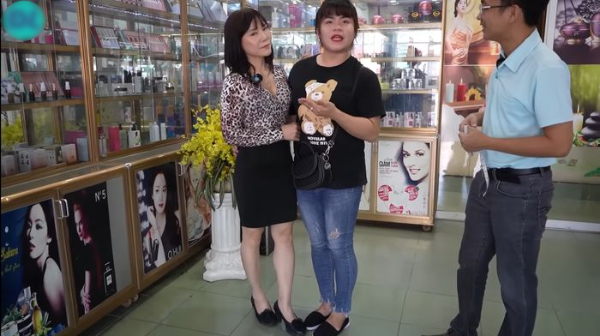 Nữ tiếp viên hàng không U50 vẫn ăn mặc cực teen, trẻ trung hết nấc