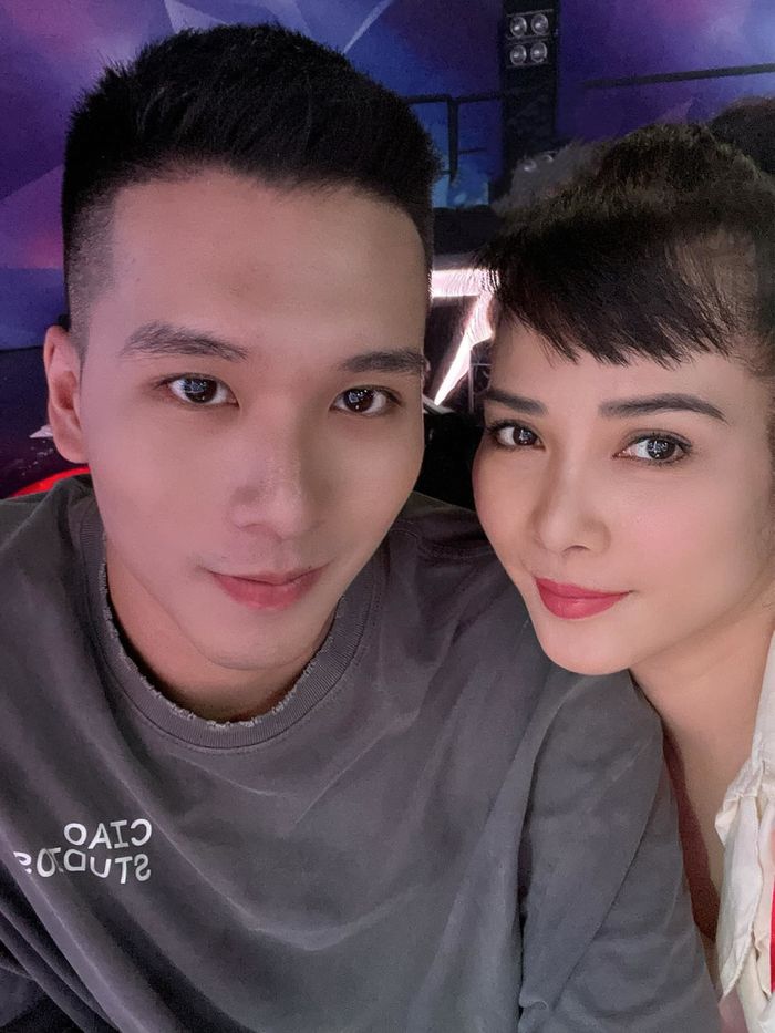 Nữ tiếp viên hàng không U50 vẫn ăn mặc cực teen, trẻ trung hết nấc