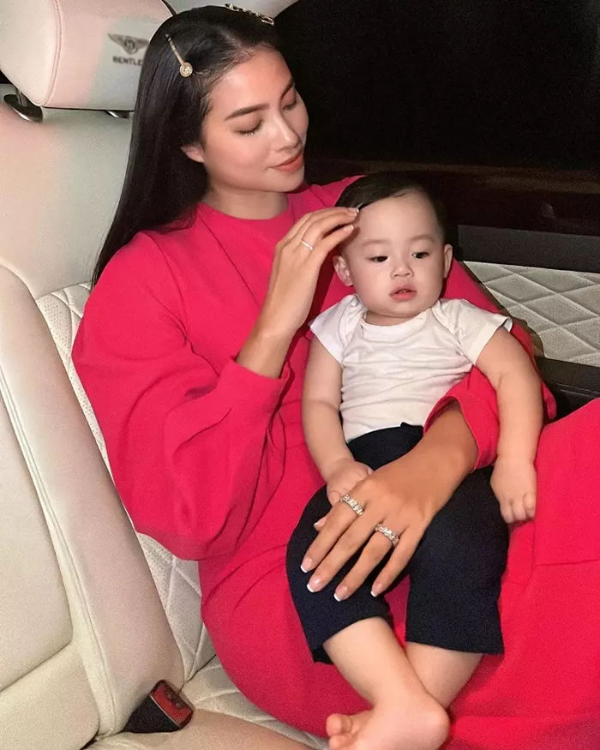 Phạm Hương gây sốt với bộ ảnh bên quý tử: Nhìn đâu cũng là cực phẩm