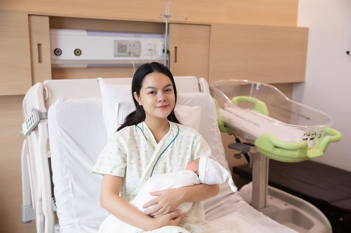 Phạm Quỳnh Anh lần đầu khoe con gái thứ 3: Chỉ hé lộ mỗi góc nghiêng