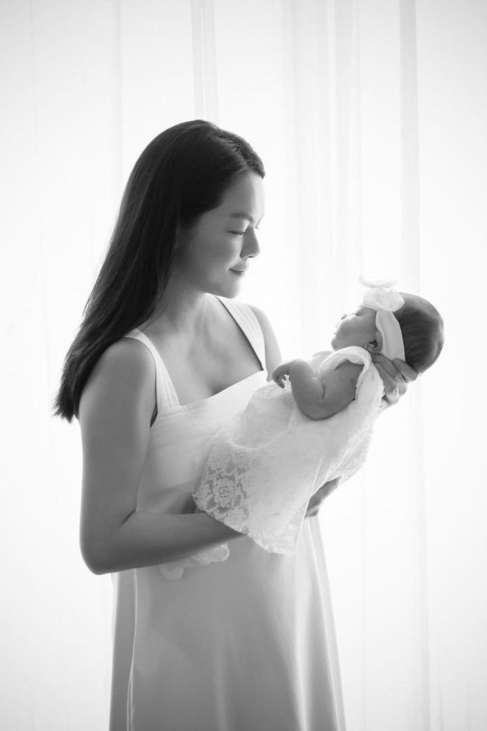 Phạm Quỳnh Anh lần đầu khoe con gái thứ 3: Chỉ hé lộ mỗi góc nghiêng