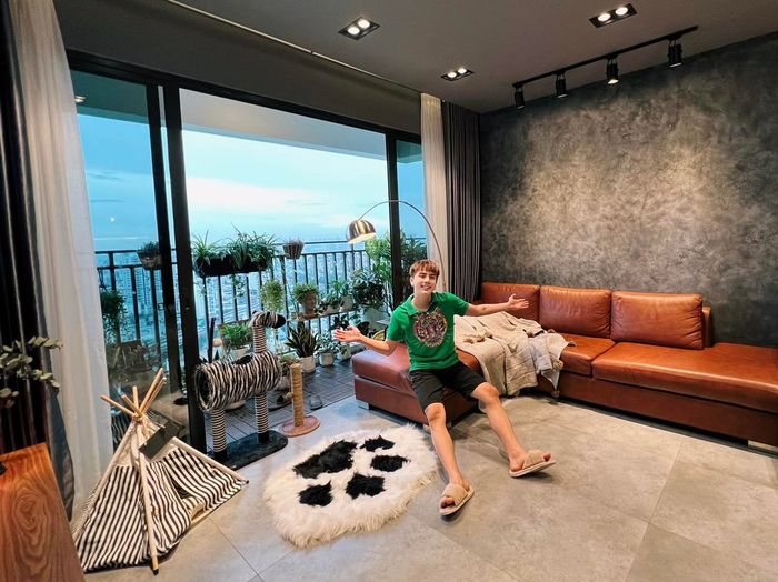 Quà sinh nhật tự mua đắt xắt ra miếng của sao Việt
