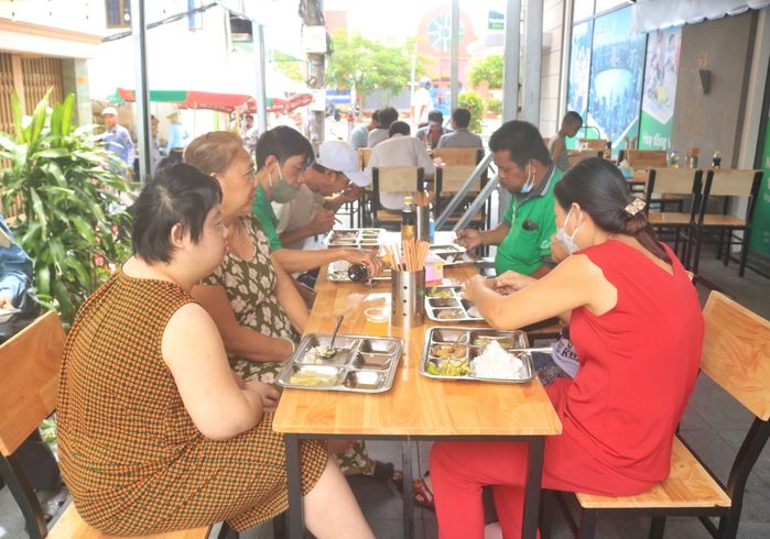 Quán cơm 2.000 giữa Sài thành: Hai bà sui nghỉ hưu đứng ra điều hành