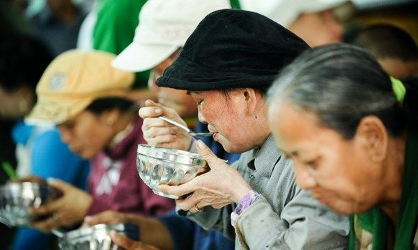 Quán cơm 2.000 giữa Sài thành: Hai bà sui nghỉ hưu đứng ra điều hành