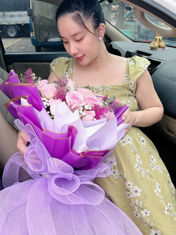 Quỳnh Quỳnh đi đẻ: Dương Lâm tặng hoa, sao Việt gửi lời chúc mừng