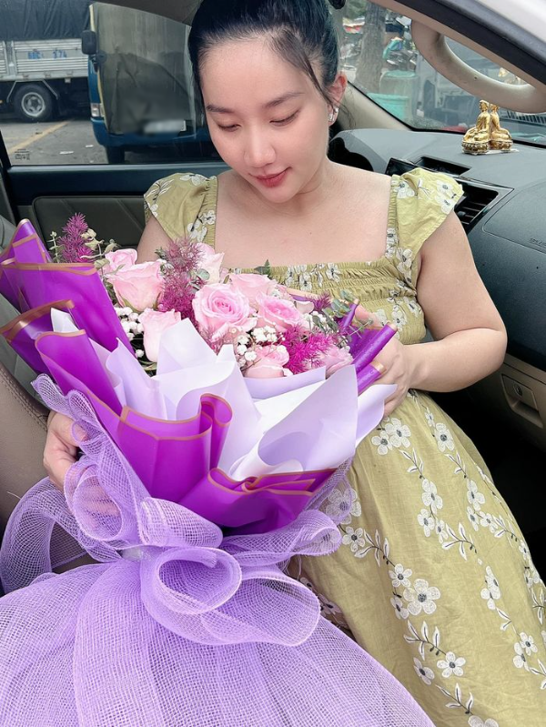 Quỳnh Quỳnh đi đẻ: Dương Lâm tặng hoa, sao Việt gửi lời chúc mừng