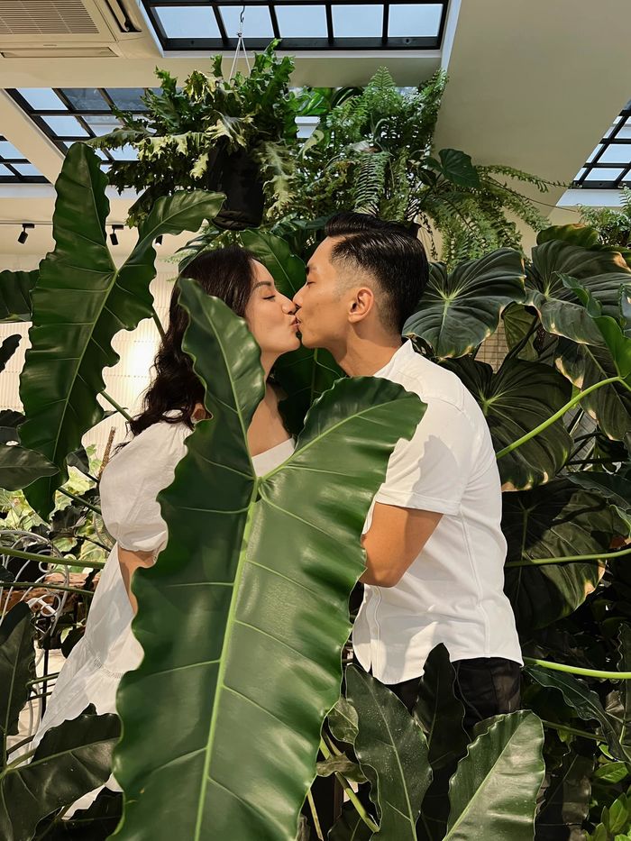 Sao Vbiz lấy vợ hơn tuổi: Quý Bình hạnh phúc ngập tràn với bà xã U50