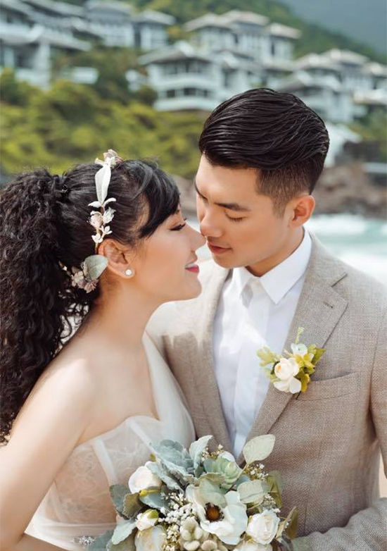 Sao Vbiz lấy vợ hơn tuổi: Quý Bình hạnh phúc ngập tràn với bà xã U50