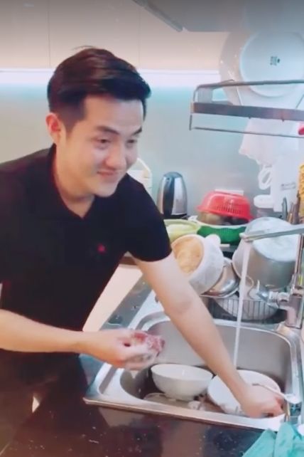 Sao Việt đảm đang việc nhà: Tuấn Hưng livestream giặt đồ bằng tay