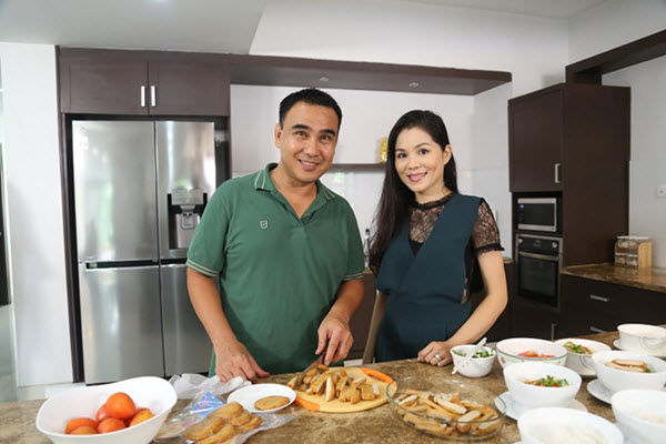 Sao Việt đảm đang việc nhà: Tuấn Hưng livestream giặt đồ bằng tay
