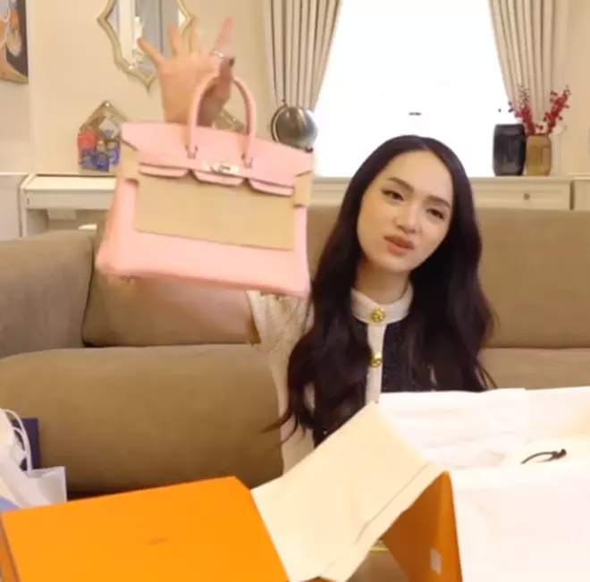 Sao Việt đập hộp quà sinh nhật: Ngọc Thanh Tâm một năm xài chưa hết