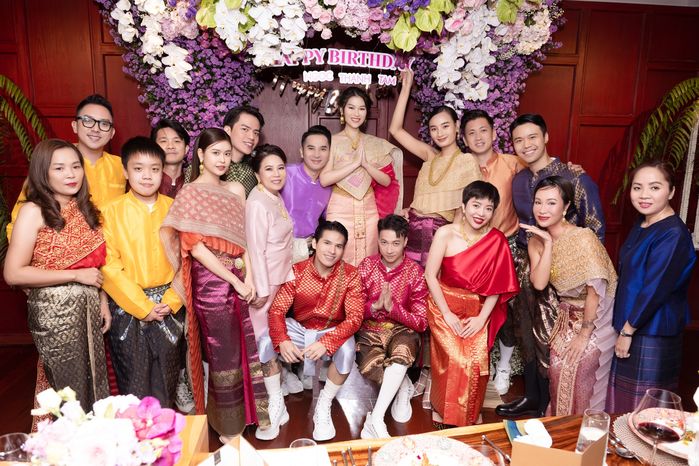 Sao Việt đập hộp quà sinh nhật: Ngọc Thanh Tâm một năm xài chưa hết