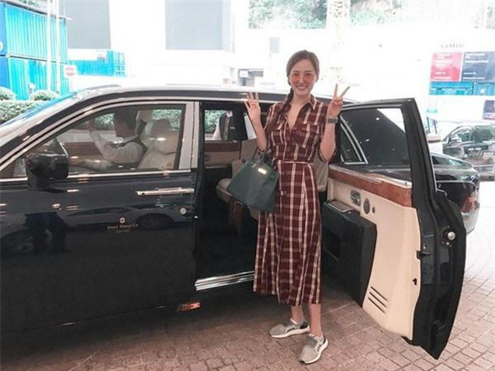 Sao Việt diện đồ hiệu mà nó lạ lắm: Áo 100 triệu bị ví như áo mưa