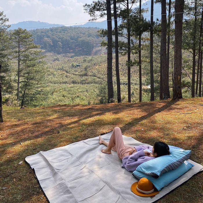 Sao Việt đổi gió với style đi cắm trại ngủ lều: Resort 5 sao xưa rồi