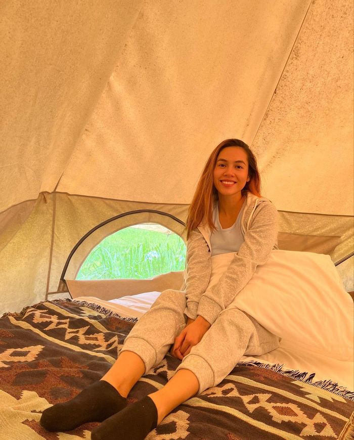 Sao Việt đổi gió với style đi cắm trại ngủ lều: Resort 5 sao xưa rồi
