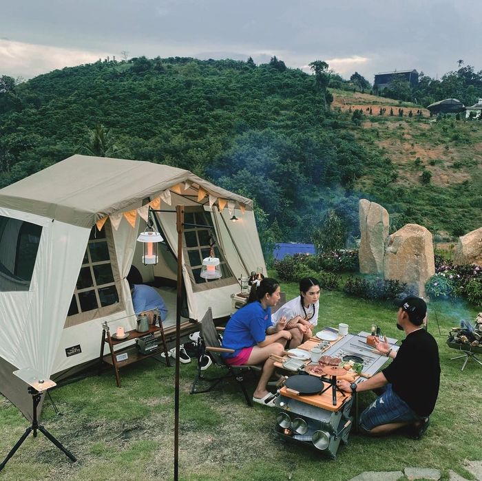 Sao Việt đổi gió với style đi cắm trại ngủ lều: Resort 5 sao xưa rồi