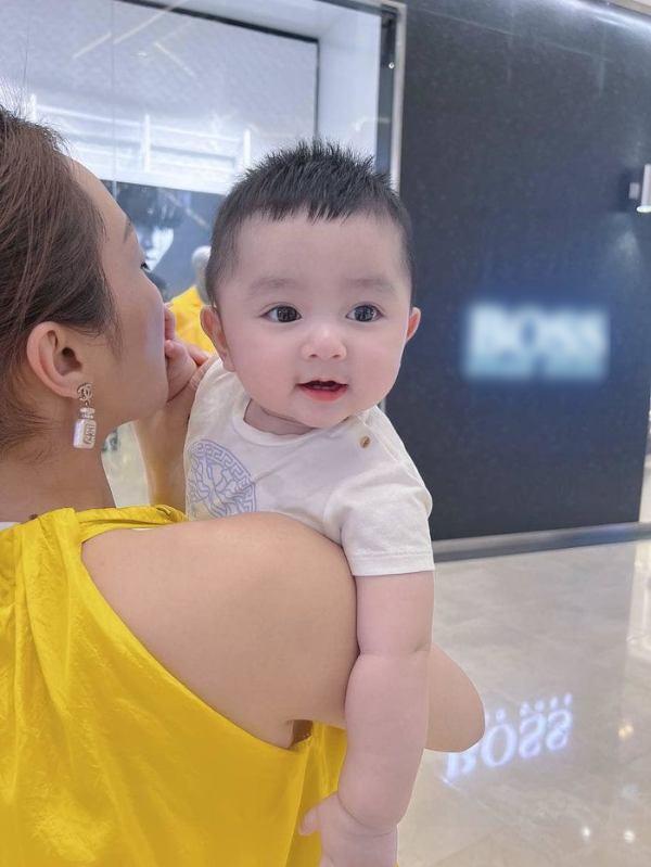 Sao Việt hậu giải nghệ: Việt Trinh chuyển hướng livestream bán hàng