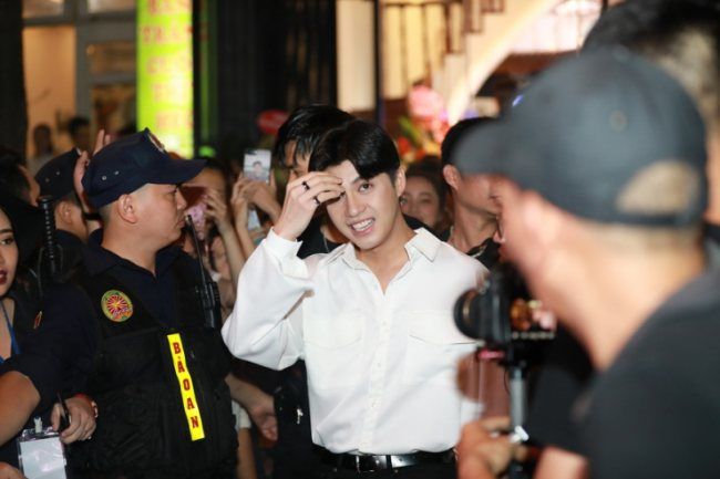 Sao Việt ghi điểm với fan: Hòa Minzy vay tiền đãi fan... bắp rang bơ