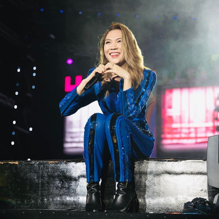 Sao Việt ghi điểm với fan: Hòa Minzy vay tiền đãi fan... bắp rang bơ