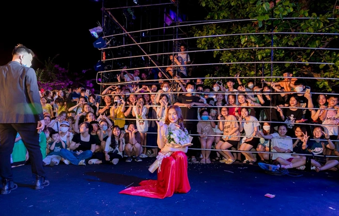 Sao Việt ghi điểm với fan: Hòa Minzy vay tiền đãi fan... bắp rang bơ