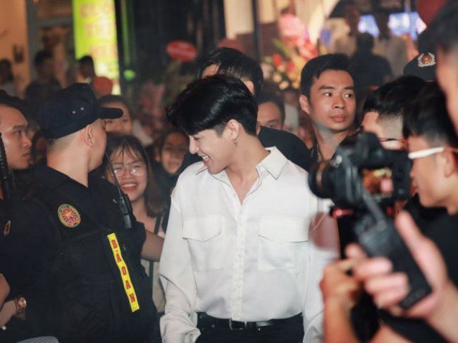 Sao Việt ghi điểm với fan: Hòa Minzy vay tiền đãi fan... bắp rang bơ