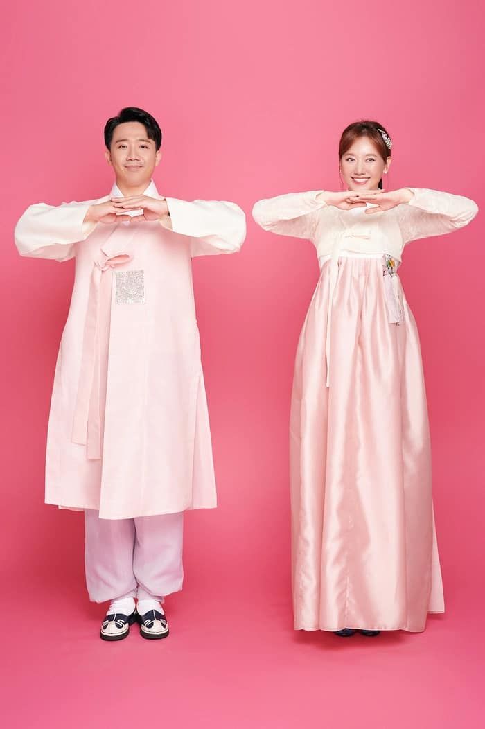 Sau phủ nhận ly hôn, Trấn Thành chiều lòng Hari Won cùng mặc hanbok