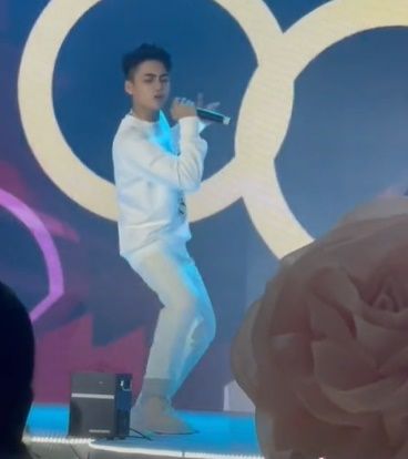 Show diễn đầu tiên của Mono: Vẫn style hát đè, nhắm mắt ngỡ Sơn Tùng