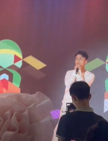 Show diễn đầu tiên của Mono: Vẫn style hát đè, nhắm mắt ngỡ Sơn Tùng