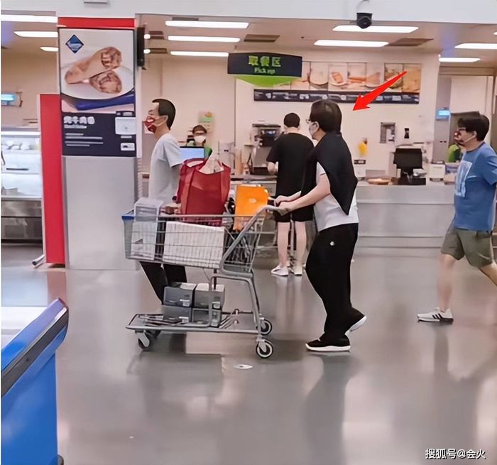 Siêu sao võ thuật Thành Long: U70 khỏe mạnh, đi siêu thị nhí nhảnh