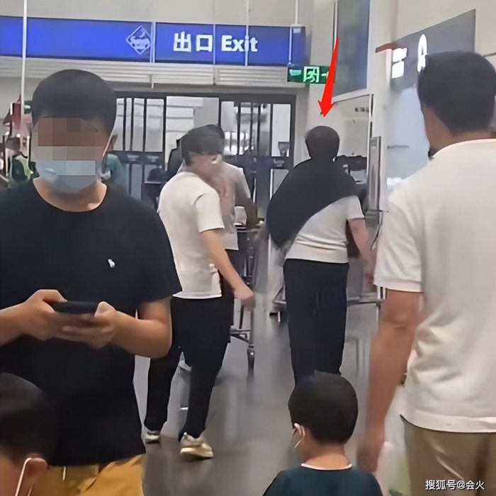 Siêu sao võ thuật Thành Long: U70 khỏe mạnh, đi siêu thị nhí nhảnh