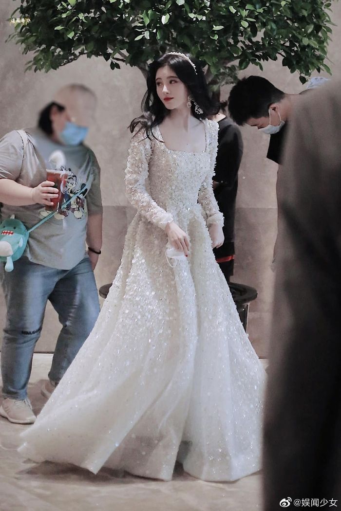 So kè những pha đi cà kheo của dàn sao Cbiz: Lộ Tư ăn gian 15 cm