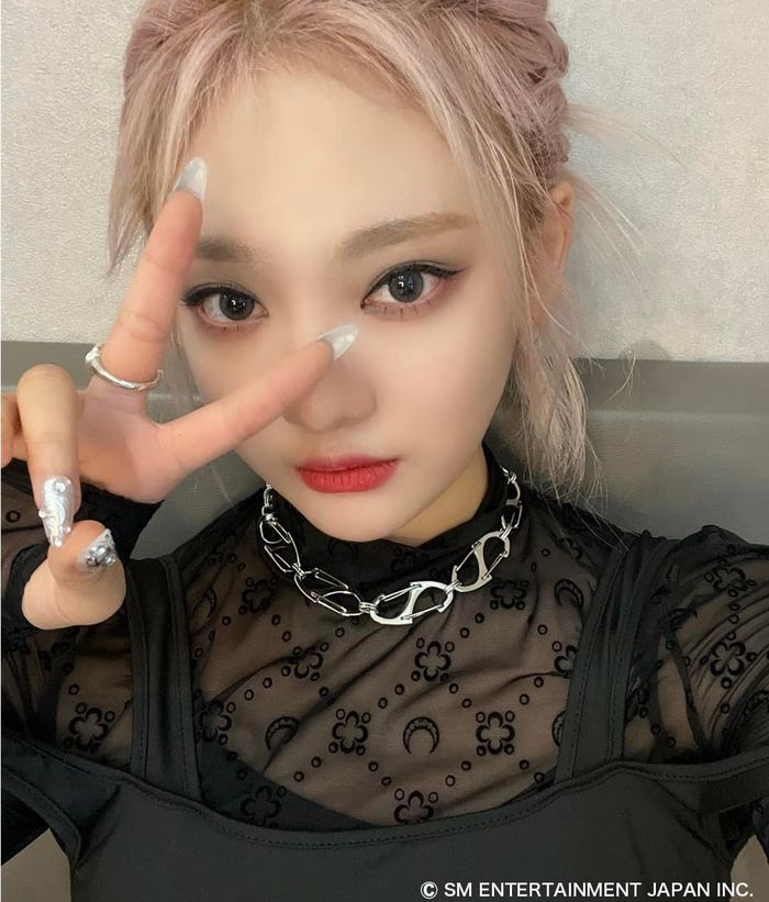 Tân binh nhóm NewJeans gây bão vì mắt mèo đẹp chẳng kém Jennie, Yeji