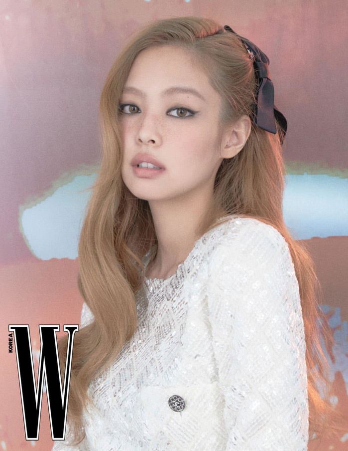 Tân binh nhóm NewJeans gây bão vì mắt mèo đẹp chẳng kém Jennie, Yeji