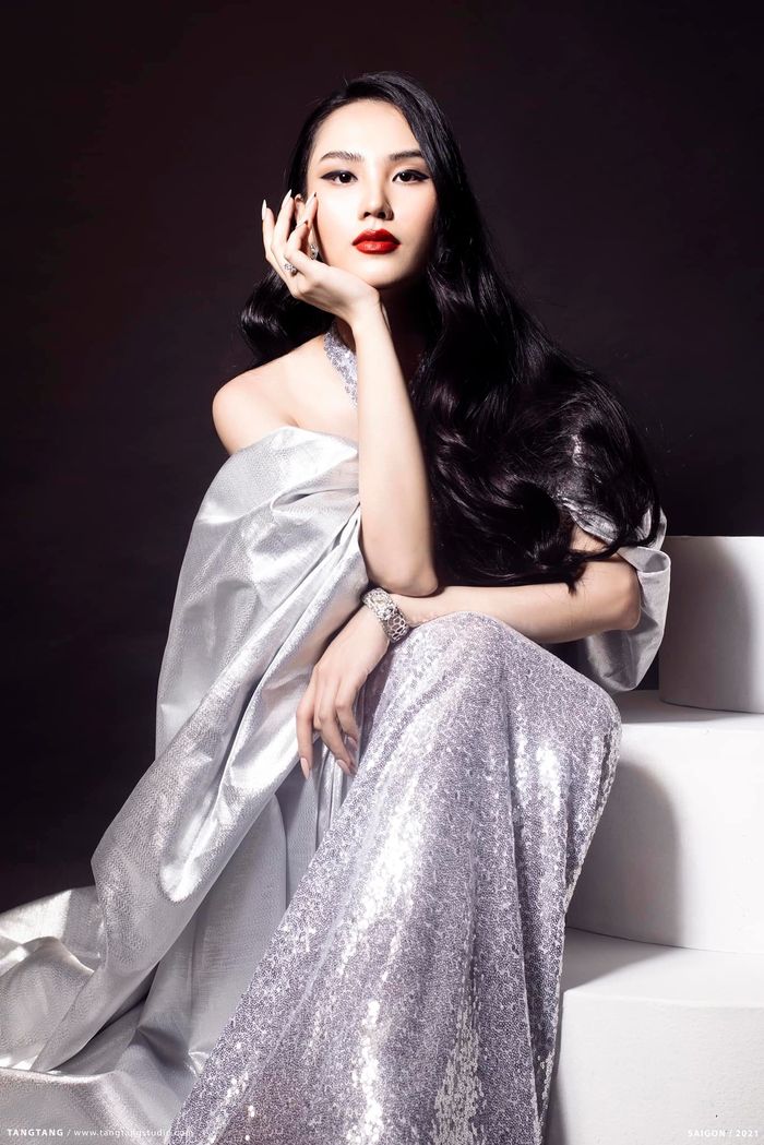 Tân Hoa hậu Mai Phương chạm trán váy áo với loạt mỹ nhân Việt