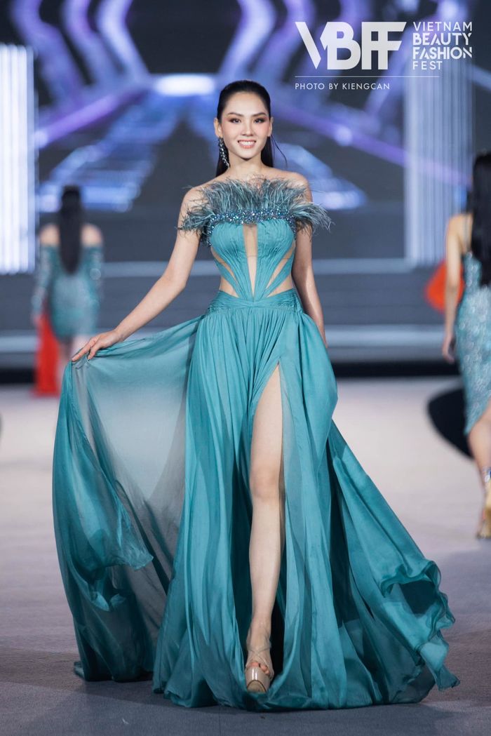 Tân Hoa hậu Mai Phương chạm trán váy áo với loạt mỹ nhân Việt