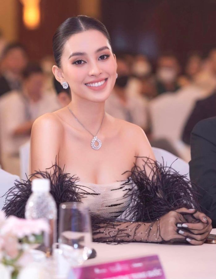 Thân hình mỏng như lá lúa đáng báo động của Hoa hậu Trần Tiểu Vy