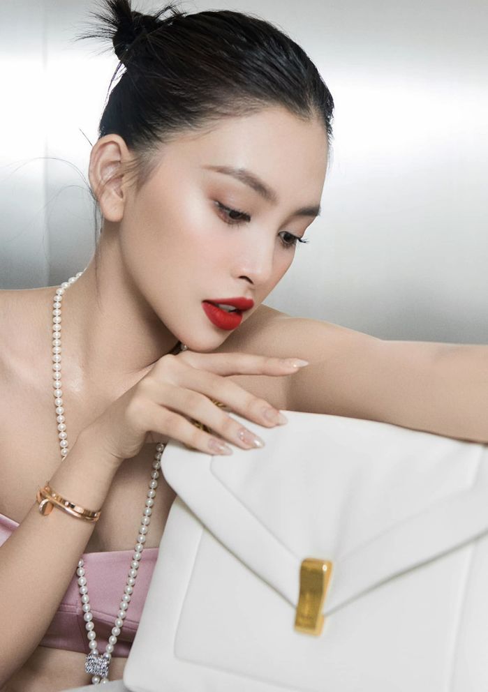 Thân hình mỏng như lá lúa đáng báo động của Hoa hậu Trần Tiểu Vy