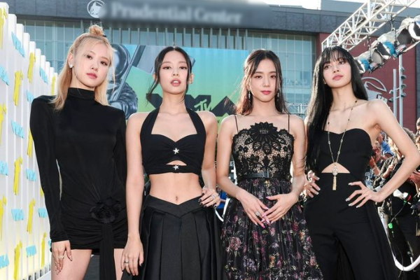 Thắng giải là chuyện nhỏ, Rosé khoe body khét lẹt, Jisoo như quý cô