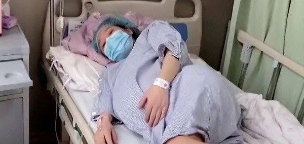 Thoa thuốc lên vết sinh mổ cho con gái, mẹ rơm rớm nước mắt xót xa