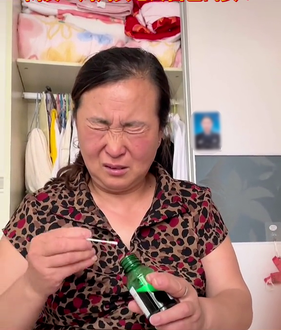Thoa thuốc lên vết sinh mổ cho con gái, mẹ rơm rớm nước mắt xót xa