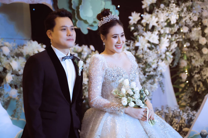Thời trang bầu bí đa dạng của Hồ Bích Trâm: Mỗi ngày một túi hiệu